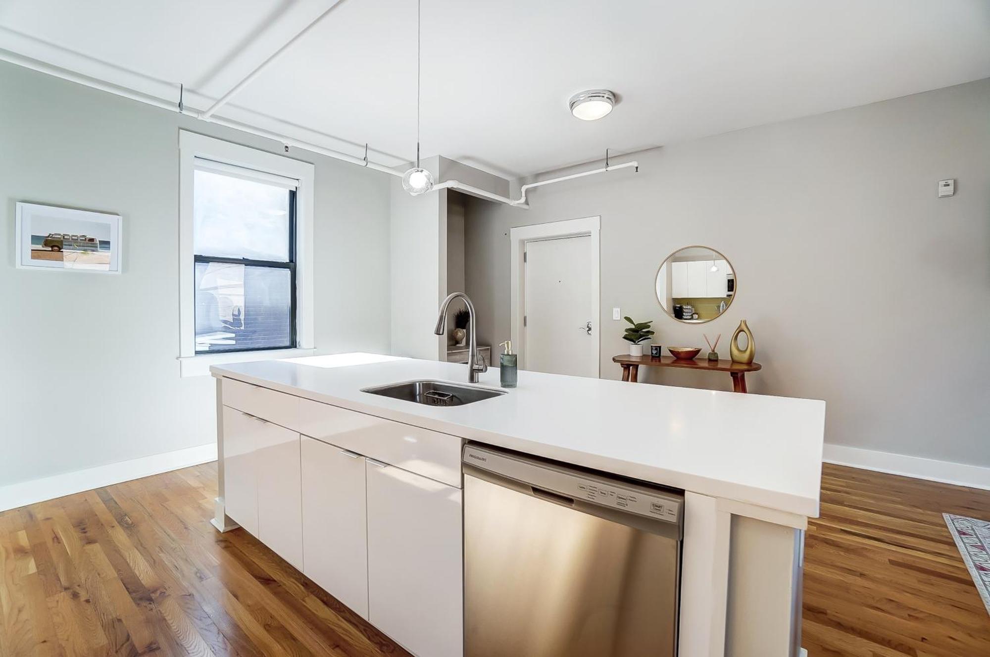 Sunny Downtown Apartment, Walk To Washington Park! ซินซินแนติ ภายนอก รูปภาพ